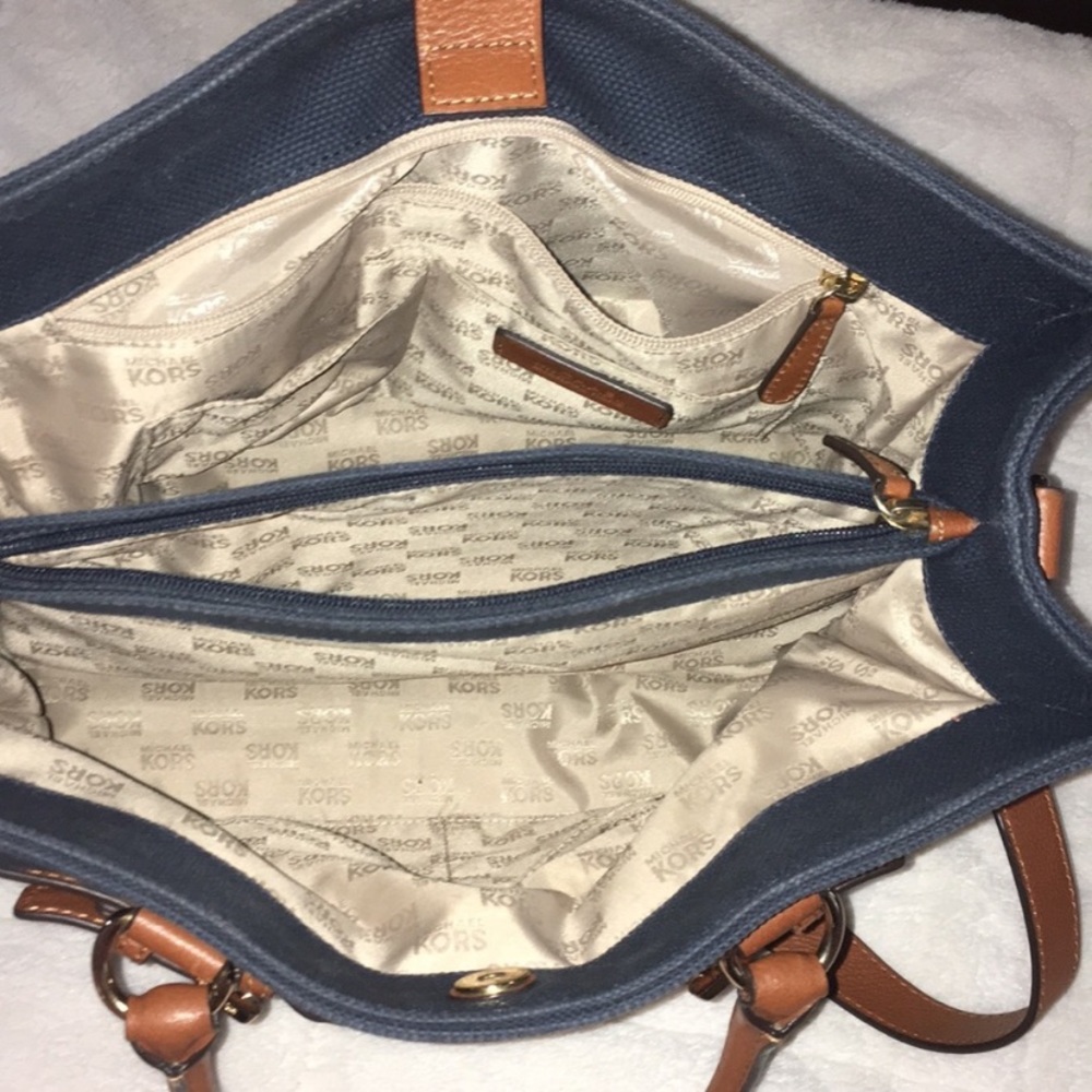 Michael kors purse - Picture 7 of 8